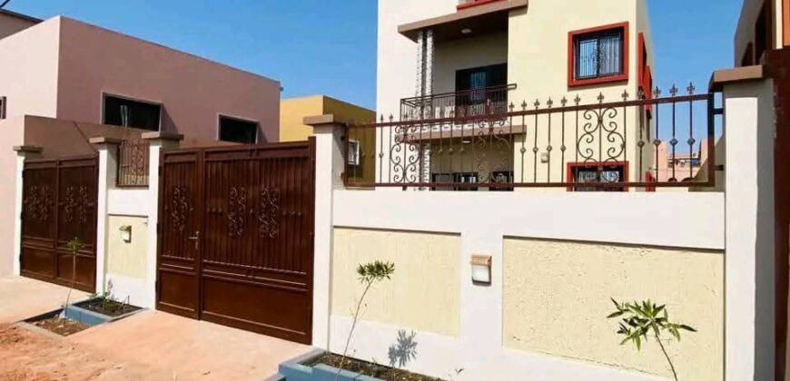 Villa duplex neuve 4 chambres avec double garage à louer – Bolé SEMA