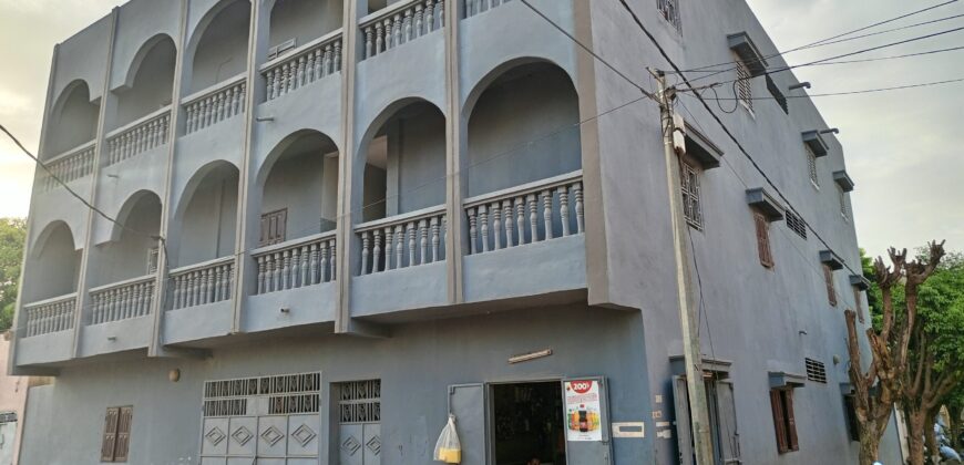 Bâtiment commercial R+2 de 30 pièces à louer – ACI 2000