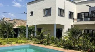 Villa duplex neuve semi-meublée avec piscine à louer – Sotuba Centre Aéré