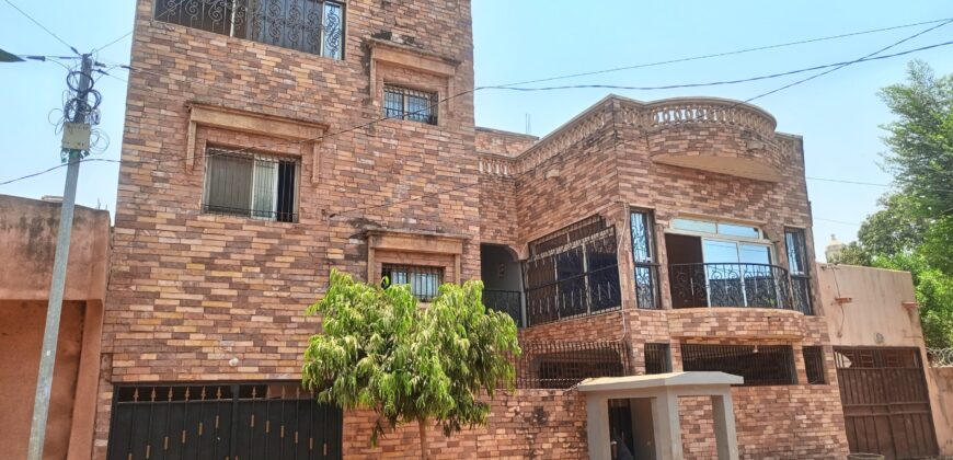 Duplex 6 chambres à vendre – Boulkassombougou, 300 m² en titre foncier