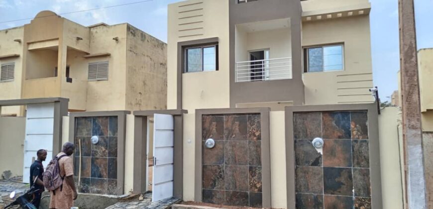 Duplex de haut standing 4 chambres avec solaire à vendre – Samaya Cité
