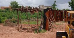 À VENDRE – TERRAIN DE 1000 m² AU BORD DU GOUDRON À KABALA À VENDRE – TERRAIN DE 1000 m² AU BORD DU GOUDRON À KABALA