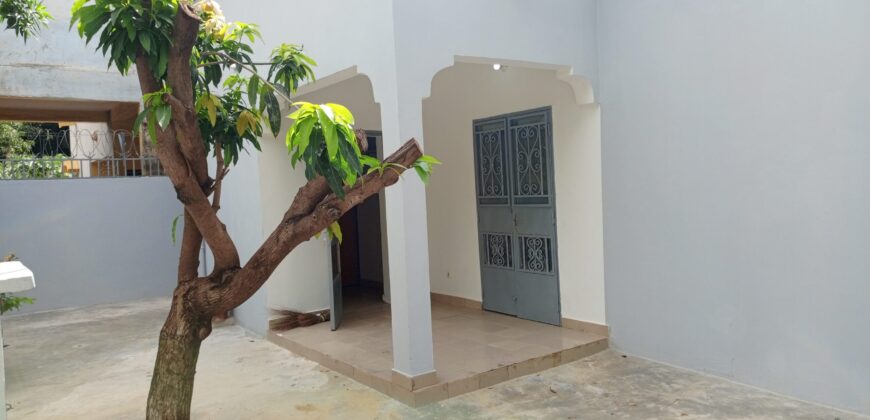 Villa avec panneaux solaires à louer au début de Sébénikoro