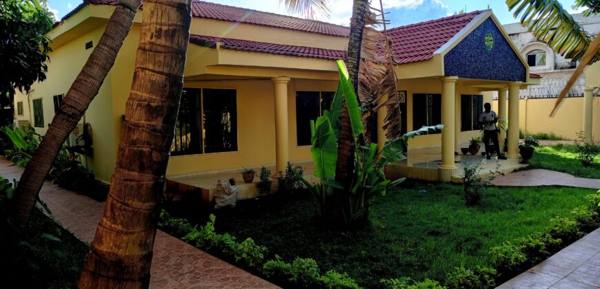Villa de haut standing avec piscine 4 chambres à louer – Torokorobougou