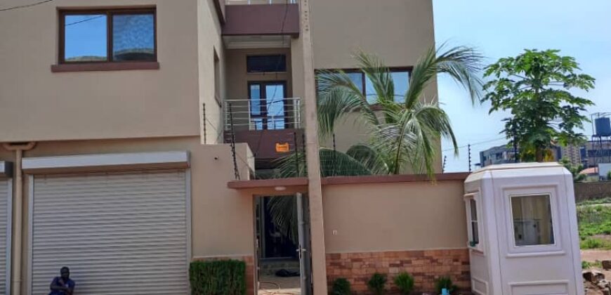 Duplex de haut standing avec piscine et solaire à vendre – Magnambougou