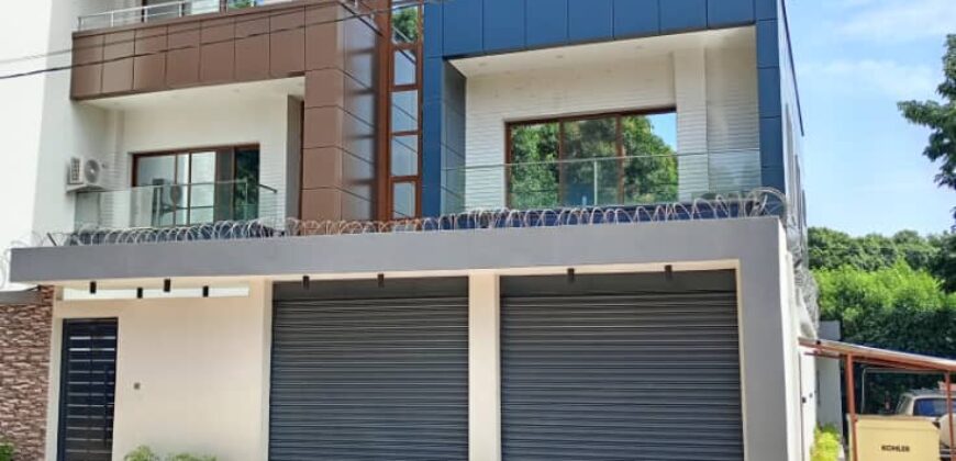 Villa triplex neuve avec piscine à louer – Sébénikoro, haut standing