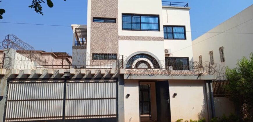 Bâtiment 15 pièces avec piscine à louer – Sotuba, face à l&rsquo;École américaine