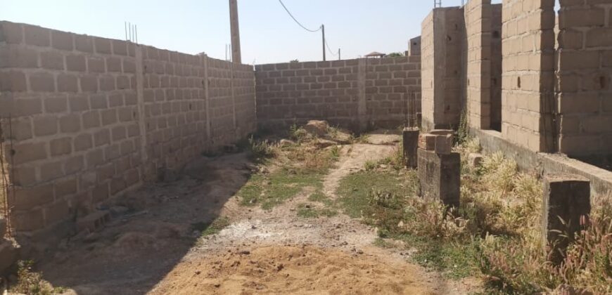 Chantier inachevé sur 400 m² en titre foncier à vendre – Niamana