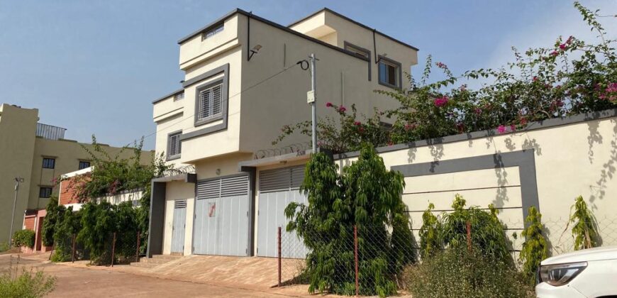 Duplex de standing 6 chambres avec installation solaire à louer – Souleymanebougou ACI