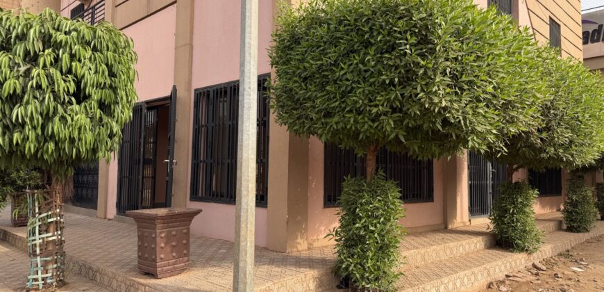 Grand magasin avec bureau à louer – Siracoro, Cité BMS
