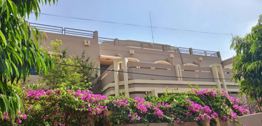 Bâtiment 15 pièces avec grande cour à louer – ACI 2000