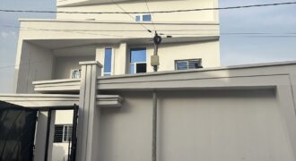 Triplex 4 chambres avec piscine à vendre sur 405 m² en titre foncier – Sotuba ACI
