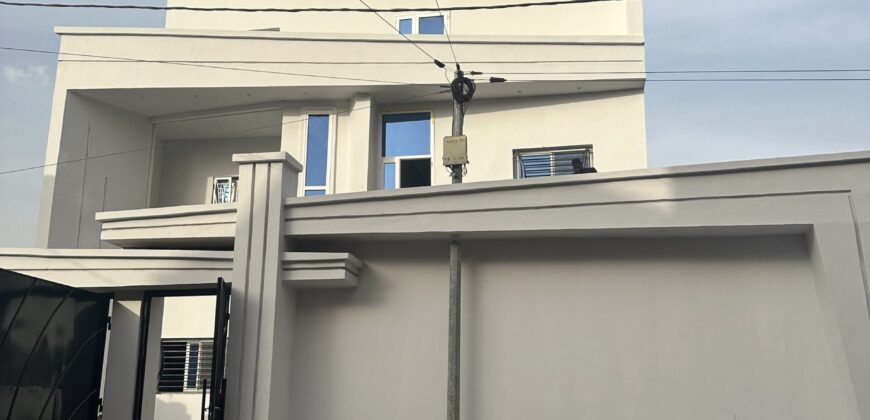 Triplex 4 chambres avec piscine à vendre sur 405 m² en titre foncier – Sotuba ACI