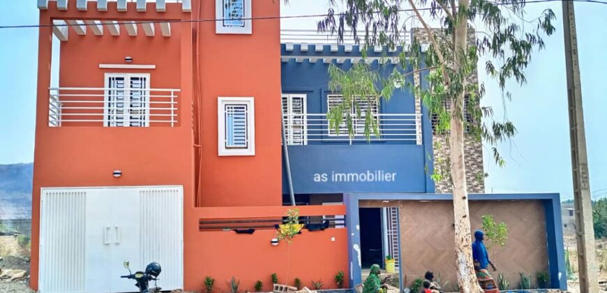 Villa duplex neuve 5 chambres à vendre sur 250 m² en TF – Sébénikoro Dorodougou
