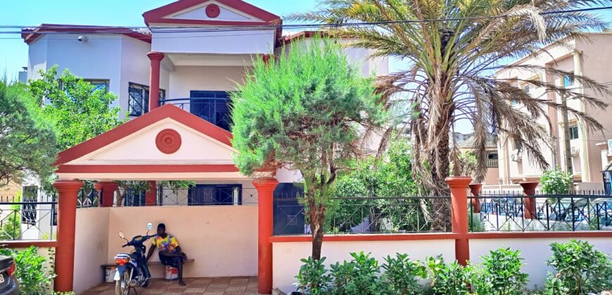 Bâtiment 10 pièces avec piscine à louer – ACI 2000, Place de la CAN