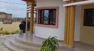 Villa neuve 3 chambres avec bureau et jardin à louer – Kati Fouga