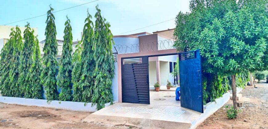 Villa neuve 3 chambres avec grande cour à louer – Sébénikoro, près du poste de contrôle