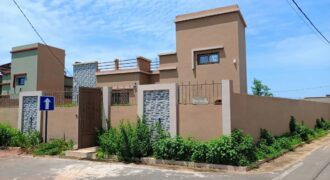 Villa neuve 3 chambres avec grande cour à louer – début de Samaya