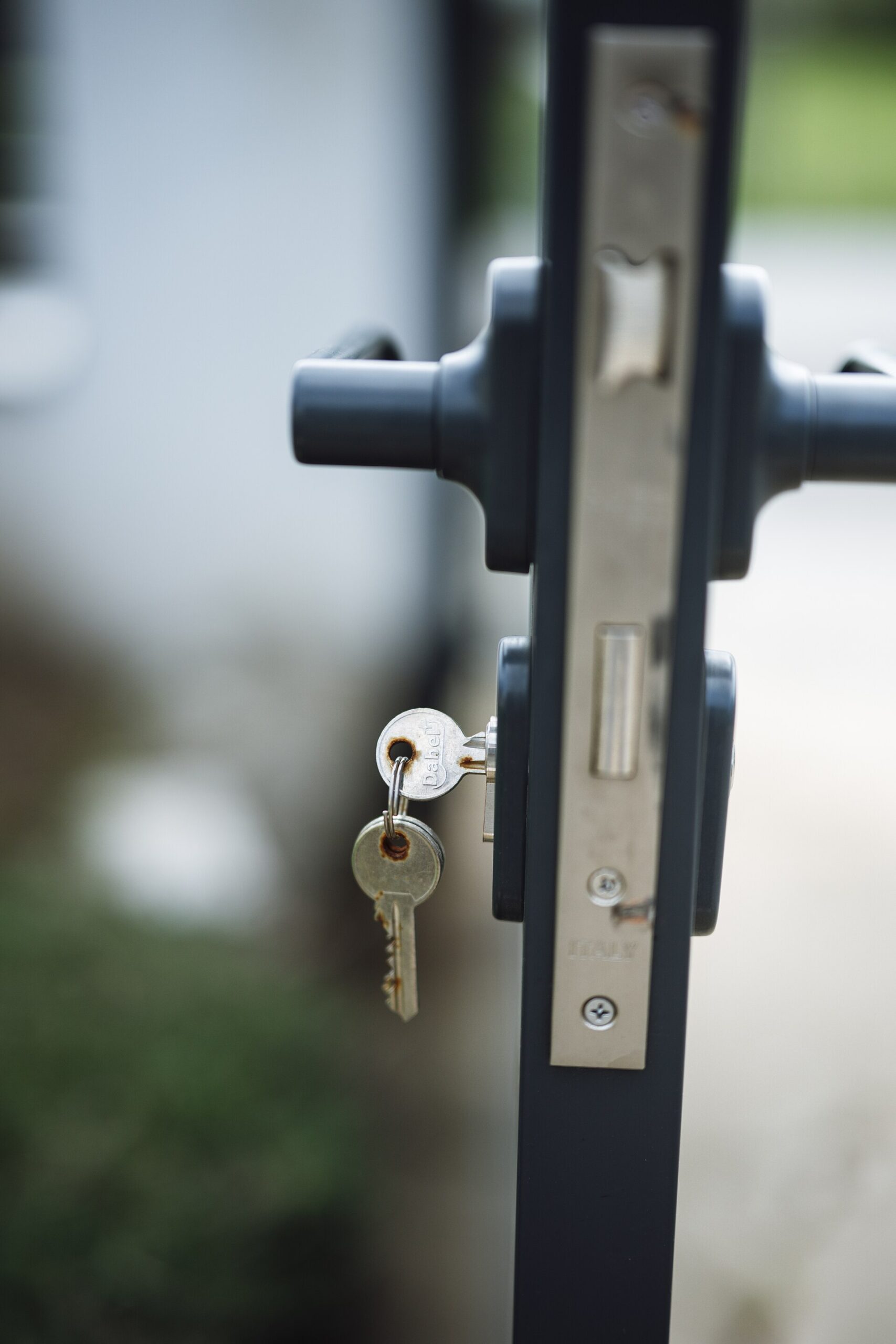 Trousseau de clés laissé dans la serrure d'une porte d'entrée