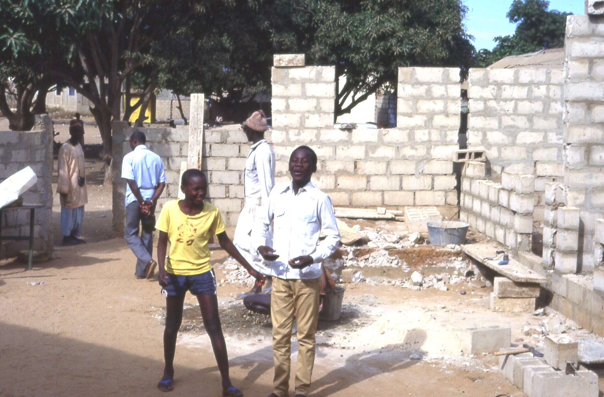 Murs en parpaings d'une maison en construction, sans toiture, dans la banlieue de Dakar