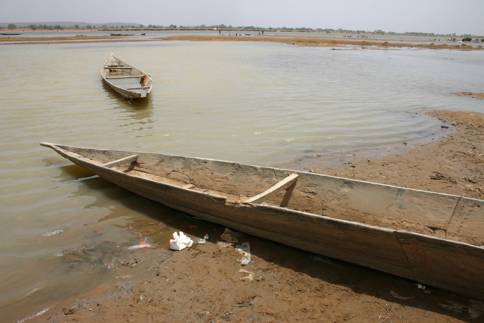 Pirogues sur les berges sableuses du fleuve Niger au Mali