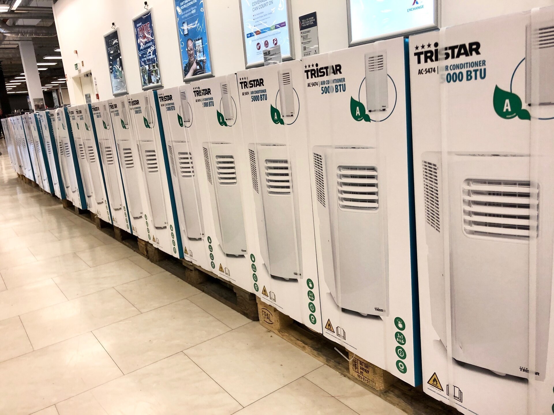 Rangée de climatiseurs neufs exposés en magasin avant la saison chaude